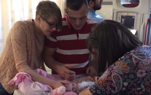 Rođena beba sa retkim poremećajem, srcem van tela /VIDEO